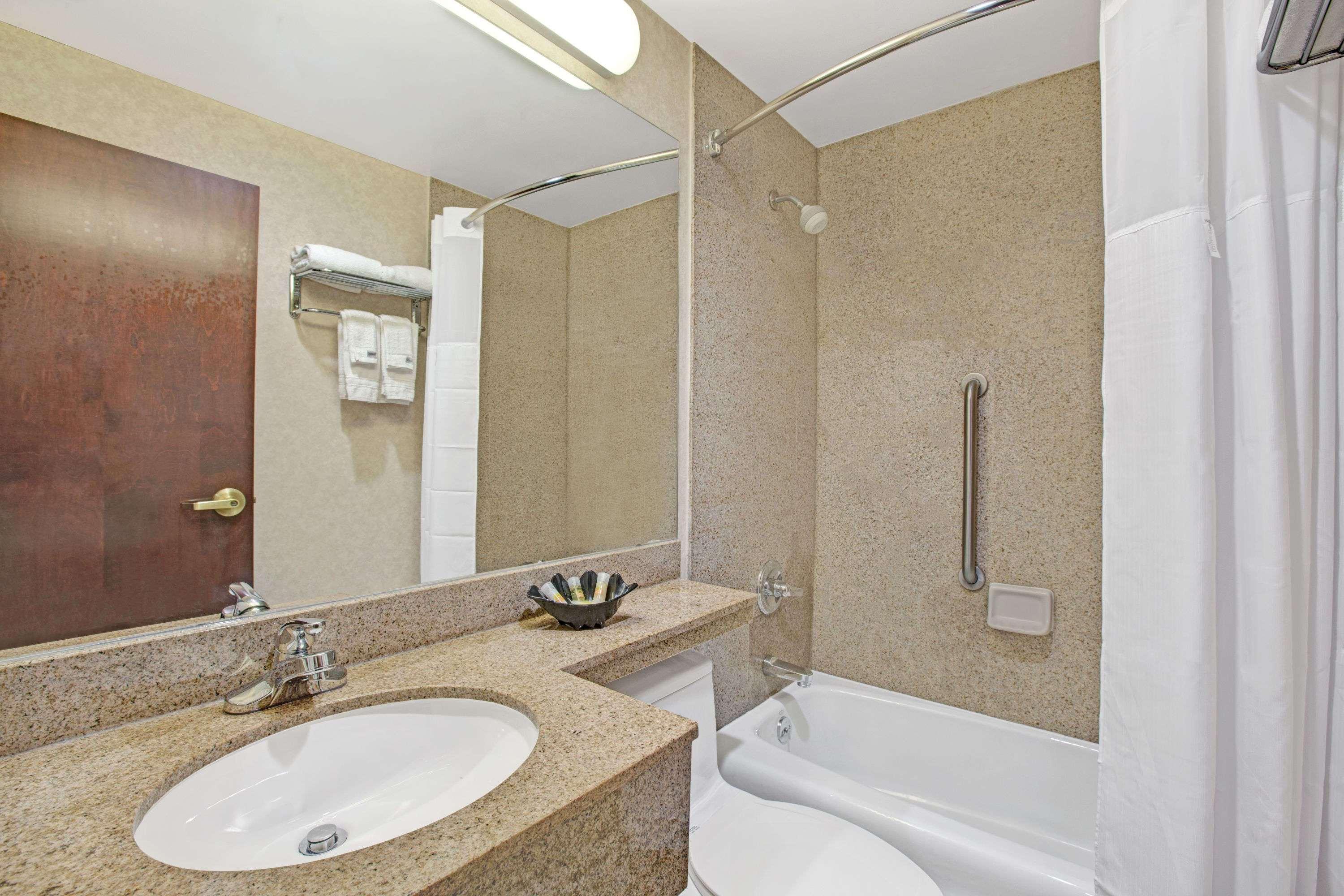Days Inn by Wyndham Jamaica / JFK Airport New York Bagian luar foto
