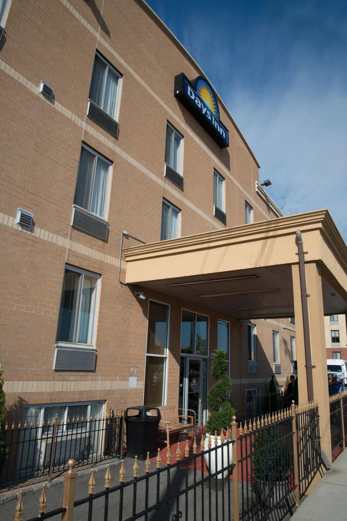 Days Inn by Wyndham Jamaica / JFK Airport New York Bagian luar foto